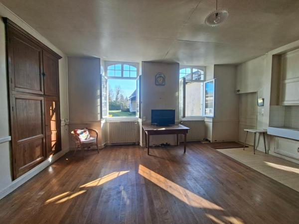 Bien rare : ancienne ferme du XVIII? siècle avec dépendances et grand terrain arboré à Barbezieux-Saint-Hilaire.