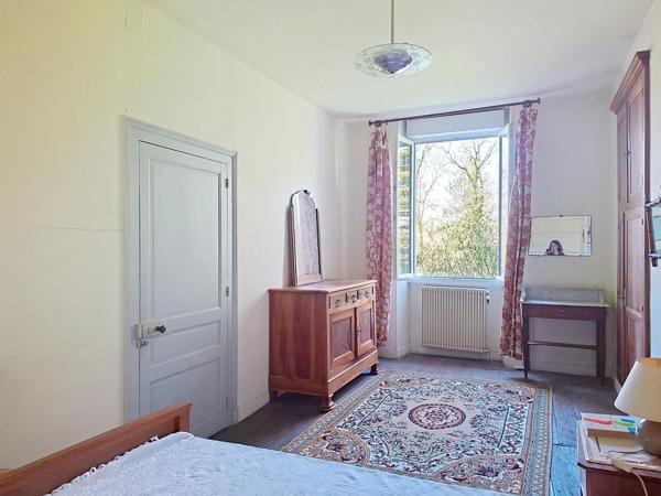 Bien rare : ancienne ferme du XVIII? siècle avec dépendances et grand terrain arboré à Barbezieux-Saint-Hilaire.