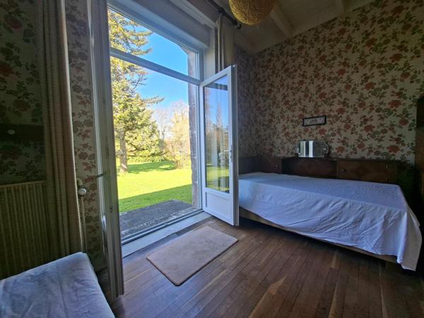 Bien rare : ancienne ferme du XVIII? siècle avec dépendances et grand terrain arboré à Barbezieux-Saint-Hilaire.