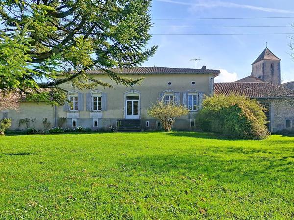 Bien rare : ancienne ferme du XVIII? siècle avec dépendances et grand terrain arboré à Barbezieux-Saint-Hilaire.