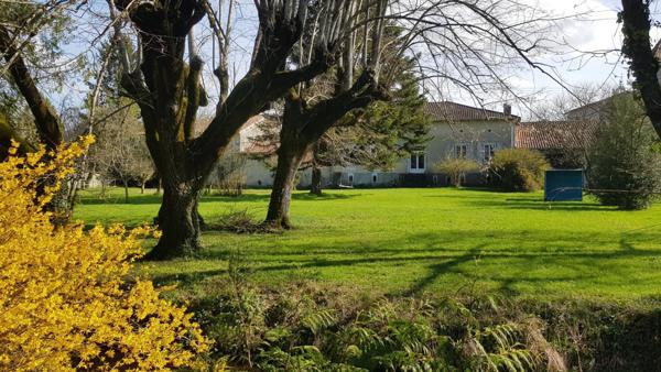 Bien rare : ancienne ferme du XVIII? siècle avec dépendances et grand terrain arboré à Barbezieux-Saint-Hilaire.
