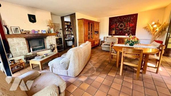 Située à La Ferté-Imbault (41300), dans un environnement calme et préservé des regards, cette a...