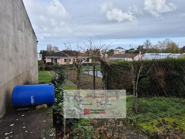 A VENDRE  en EXCLUSIVITE aux Herbiers centre ville, maison de 159 m2 avec 4 chambres et 1 bureau sur une parcelle de 835 m2