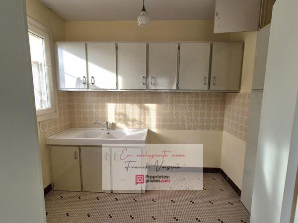 A VENDRE  en EXCLUSIVITE aux Herbiers centre ville, maison de 159 m2 avec 4 chambres et 1 bureau sur une parcelle de 835 m2