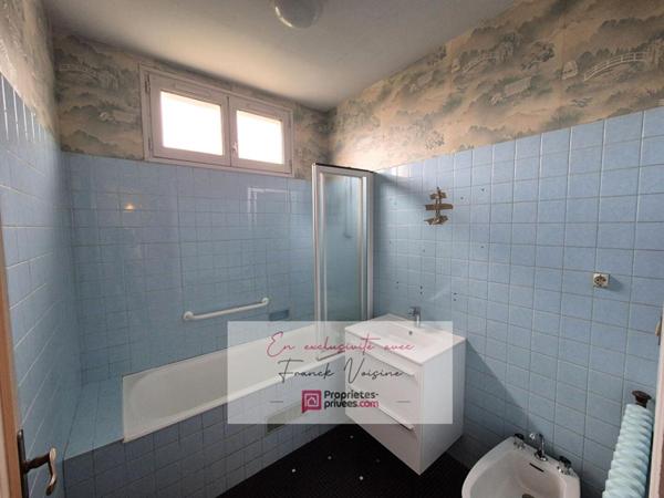 A VENDRE  en EXCLUSIVITE aux Herbiers centre ville, maison de 159 m2 avec 4 chambres et 1 bureau sur une parcelle de 835 m2