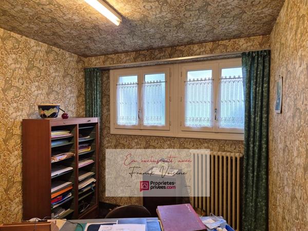 A VENDRE  en EXCLUSIVITE aux Herbiers centre ville, maison de 159 m2 avec 4 chambres et 1 bureau sur une parcelle de 835 m2