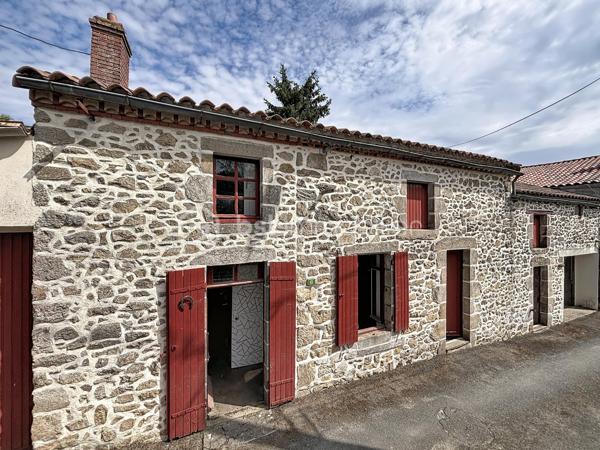 Ensemble immobilier en pierre situé à 10 minutes de Bressuire, comprenant 6 pièces pour une surface totale d’environ 133 m² à aménager selon vos projets.

Les réseaux d’eau, d’électricité et le tout-à-l’égout sont situés en façade de la propriété. Une demande de certificat d’urbanisme pour un changement de destination est actuellement en cours d’instruction.

La maçonnerie, les planchers et la couverture sont en très bon état, offrant une base saine pour une future réhabilitation.