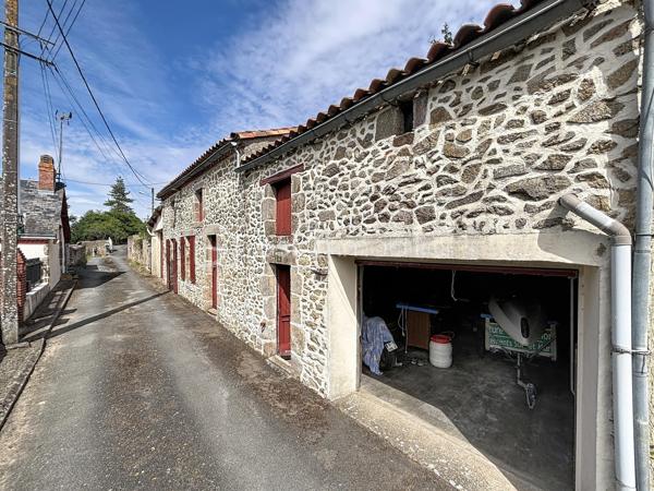 Ensemble immobilier en pierre situé à 10 minutes de Bressuire, comprenant 6 pièces pour une surface totale d’environ 133 m² à aménager selon vos projets.

Les réseaux d’eau, d’électricité et le tout-à-l’égout sont situés en façade de la propriété. Une demande de certificat d’urbanisme pour un changement de destination est actuellement en cours d’instruction.

La maçonnerie, les planchers et la couverture sont en très bon état, offrant une base saine pour une future réhabilitation.