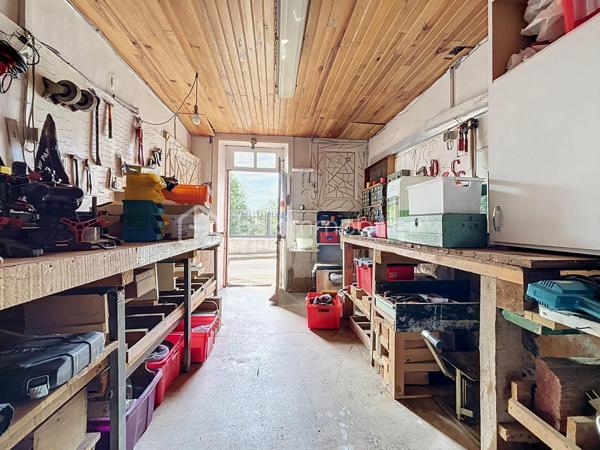 Ensemble immobilier en pierre situé à 10 minutes de Bressuire, comprenant 6 pièces pour une surface totale d’environ 133 m² à aménager selon vos projets.

Les réseaux d’eau, d’électricité et le tout-à-l’égout sont situés en façade de la propriété. Une demande de certificat d’urbanisme pour un changement de destination est actuellement en cours d’instruction.

La maçonnerie, les planchers et la couverture sont en très bon état, offrant une base saine pour une future réhabilitation.
