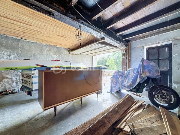 Ensemble immobilier en pierre situé à 10 minutes de Bressuire, comprenant 6 pièces pour une surface totale d’environ 133 m² à aménager selon vos projets.

Les réseaux d’eau, d’électricité et le tout-à-l’égout sont situés en façade de la propriété. Une demande de certificat d’urbanisme pour un changement de destination est actuellement en cours d’instruction.

La maçonnerie, les planchers et la couverture sont en très bon état, offrant une base saine pour une future réhabilitation.