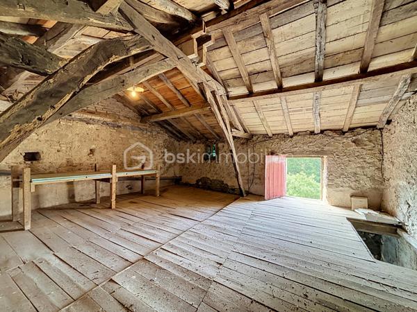 Ensemble immobilier en pierre situé à 10 minutes de Bressuire, comprenant 6 pièces pour une surface totale d’environ 133 m² à aménager selon vos projets.

Les réseaux d’eau, d’électricité et le tout-à-l’égout sont situés en façade de la propriété. Une demande de certificat d’urbanisme pour un changement de destination est actuellement en cours d’instruction.

La maçonnerie, les planchers et la couverture sont en très bon état, offrant une base saine pour une future réhabilitation.