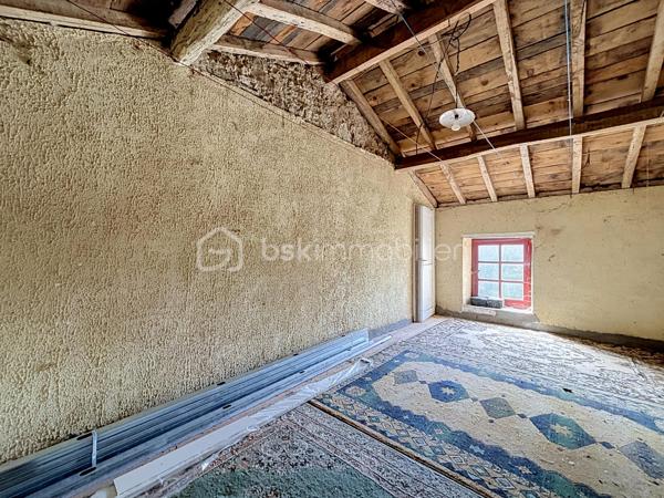 Ensemble immobilier en pierre situé à 10 minutes de Bressuire, comprenant 6 pièces pour une surface totale d’environ 133 m² à aménager selon vos projets.

Les réseaux d’eau, d’électricité et le tout-à-l’égout sont situés en façade de la propriété. Une demande de certificat d’urbanisme pour un changement de destination est actuellement en cours d’instruction.

La maçonnerie, les planchers et la couverture sont en très bon état, offrant une base saine pour une future réhabilitation.