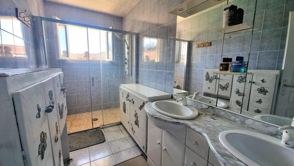 Maison familiale 114 m² avec piscine, 3 chambres, 3 garages, terrain 780 m²