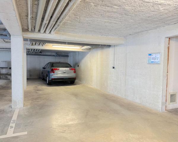 Garage sécurisé - grand emplacement double de 35 m²