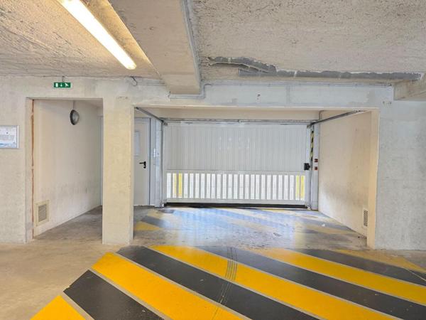 Garage sécurisé - grand emplacement double de 35 m²