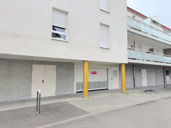 Garage sécurisé - grand emplacement double de 35 m²