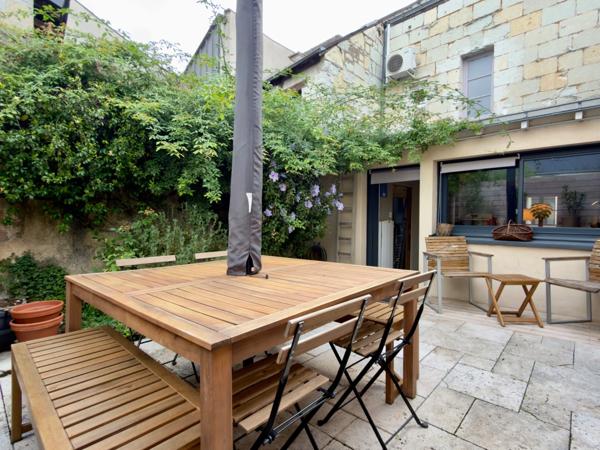 SAUMUR CENTRE-VILLE, Maison tuffeau 2 chambres et bureau avec terrasse de 26 m²