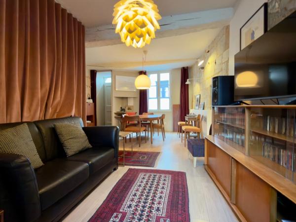 SAUMUR CENTRE-VILLE, Maison tuffeau 2 chambres et bureau avec terrasse de 26 m²