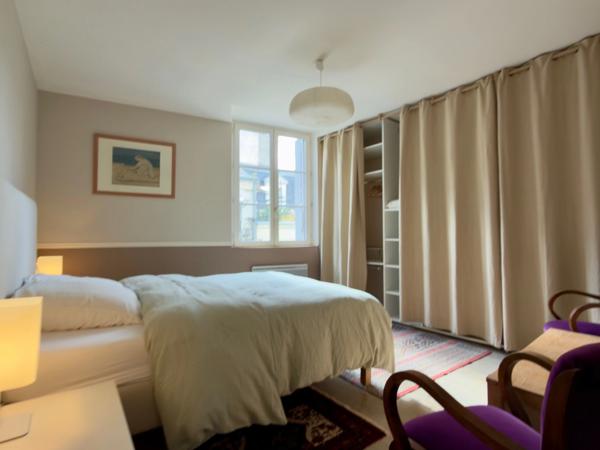 SAUMUR CENTRE-VILLE, Maison tuffeau 2 chambres et bureau avec terrasse de 26 m²