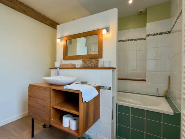 SAUMUR CENTRE-VILLE, Maison tuffeau 2 chambres et bureau avec terrasse de 26 m²