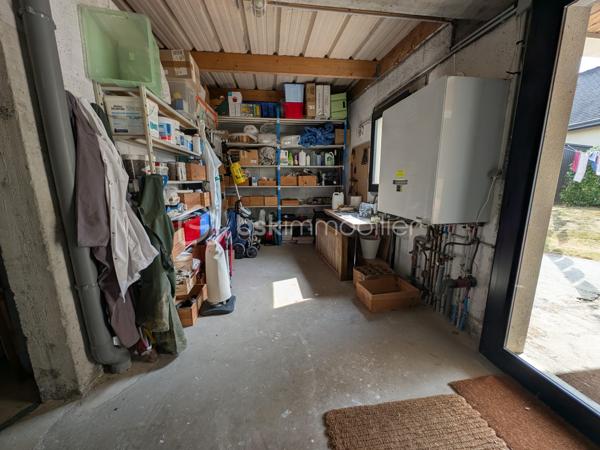 Certaines maisons se visitent. D'autres se vivent.

À quelques pas du centre de Liffré, dans un environnement calme et privilégié, cette propriété d'exception offre un équilibre rare entre élégance, confort et qualité de vie. Pensée pour une famille en quête d'espace sans renoncer au raffinement, elle séduira les amateurs de belles prestations et de lieux où chaque détail a été soigneusement imaginé.

Dès l'entrée, les volumes généreux et la circulation naturelle entre les espaces créent une atmosphère accueillante. La cuisine, entièrement aménagée et équipée, s'ouvre sur la terrasse et le jardin paysager, invitant à profiter pleinement des beaux jours. À proximité, la salle à manger et le salon composent un espace de vie chaleureux, propice aux retrouvailles en famille comme aux soirées entre amis.

Le véritable privilège de cette maison se découvre au rez-de-chaussée avec une superbe suite parentale pensée comme un espace privé. Chambre, dressing, salle d'eau, bureau et WC indépendant composent un ensemble confortable, idéal pour préserver son intimité tout en profitant d'une vie de plain-pied.

Toujours à ce niveau, une buanderie, un garage, un atelier, une cave à vin ainsi qu'un second WC viennent compléter des prestations particulièrement fonctionnelles.

À l'étage, quatre chambres dont une avec salle d'eau accueillent enfants, famille ou invités. Une vaste salle de bains équipée d'une baignoire et d'une douche, ainsi qu'un WC indépendant, offrent un confort appréciable au quotidien. Une mezzanine avec terrasse vient compléter ce niveau.

Les finitions témoignent du soin apporté à cette demeure : parquet massif dans les pièces de vie, carrelage ou bois exotique dans les espaces d'eau, escalier en bois exotique, matériaux durables et prestations de qualité confèrent à l'ensemble une élégance intemporelle.

À l'extérieur, le terrain paysagé de plus de 1 000 m², entièrement préservé des regards, prolonge naturellement les espaces de vie. La terrasse devient une véritable pièce supplémentaire dès les premiers rayons de soleil, tandis que la piscine chauffée promet de précieux moments de détente, en toute intimité.

Ici, tout a été pensé pour profiter pleinement de chaque saison, recevoir ceux que l'on aime et créer de nouveaux souvenirs.

Une propriété rare sur le marché de Liffré, où l'élégance des prestations rencontre la douceur d'un environnement recherché.

Émilie MARTIN, conseillère indépendante en immobilier, à vos côtés avec écoute et énergie, pour donner vie à vos rêves immobiliers.