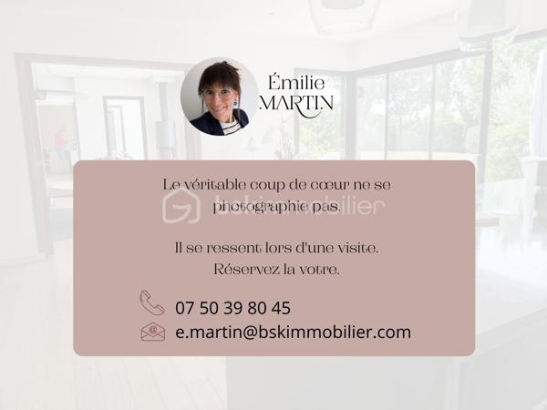 Certaines maisons se visitent. D'autres se vivent.

À quelques pas du centre de Liffré, dans un environnement calme et privilégié, cette propriété d'exception offre un équilibre rare entre élégance, confort et qualité de vie. Pensée pour une famille en quête d'espace sans renoncer au raffinement, elle séduira les amateurs de belles prestations et de lieux où chaque détail a été soigneusement imaginé.

Dès l'entrée, les volumes généreux et la circulation naturelle entre les espaces créent une atmosphère accueillante. La cuisine, entièrement aménagée et équipée, s'ouvre sur la terrasse et le jardin paysager, invitant à profiter pleinement des beaux jours. À proximité, la salle à manger et le salon composent un espace de vie chaleureux, propice aux retrouvailles en famille comme aux soirées entre amis.

Le véritable privilège de cette maison se découvre au rez-de-chaussée avec une superbe suite parentale pensée comme un espace privé. Chambre, dressing, salle d'eau, bureau et WC indépendant composent un ensemble confortable, idéal pour préserver son intimité tout en profitant d'une vie de plain-pied.

Toujours à ce niveau, une buanderie, un garage, un atelier, une cave à vin ainsi qu'un second WC viennent compléter des prestations particulièrement fonctionnelles.

À l'étage, quatre chambres dont une avec salle d'eau accueillent enfants, famille ou invités. Une vaste salle de bains équipée d'une baignoire et d'une douche, ainsi qu'un WC indépendant, offrent un confort appréciable au quotidien. Une mezzanine avec terrasse vient compléter ce niveau.

Les finitions témoignent du soin apporté à cette demeure : parquet massif dans les pièces de vie, carrelage ou bois exotique dans les espaces d'eau, escalier en bois exotique, matériaux durables et prestations de qualité confèrent à l'ensemble une élégance intemporelle.

À l'extérieur, le terrain paysagé de plus de 1 000 m², entièrement préservé des regards, prolonge naturellement les espaces de vie. La terrasse devient une véritable pièce supplémentaire dès les premiers rayons de soleil, tandis que la piscine chauffée promet de précieux moments de détente, en toute intimité.

Ici, tout a été pensé pour profiter pleinement de chaque saison, recevoir ceux que l'on aime et créer de nouveaux souvenirs.

Une propriété rare sur le marché de Liffré, où l'élégance des prestations rencontre la douceur d'un environnement recherché.

Émilie MARTIN, conseillère indépendante en immobilier, à vos côtés avec écoute et énergie, pour donner vie à vos rêves immobiliers.