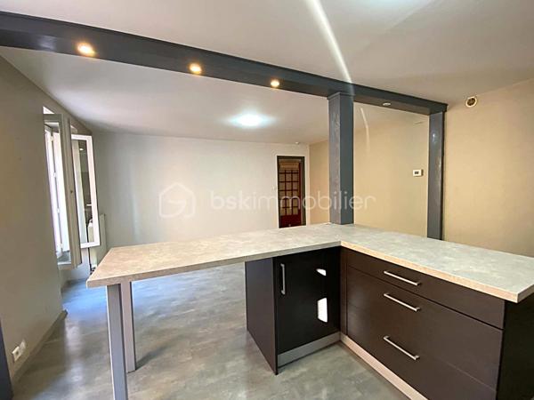 À proximité du centre-ville de Millau et de ses commodités, découvrez cet appartement T3 de 63,63 m² Carrez, situé au 1er étage d’une petite copropriété.

L’appartement propose une distribution simple et fonctionnelle, avec une agréable pièce de vie réunissant séjour et cuisine ouverte aménagée, deux chambres, une salle d’eau avec WC ainsi qu’un espace buanderie.

Un appartement facile à vivre au quotidien, auquel viennent surtout s’ajouter deux belles annexes particulièrement appréciables en ville : un garage privatif de 18,37 m² et une cave en sous-sol de 17m², idéale pour disposer d’un véritable espace de stockage supplémentaire.

Le logement est équipé de menuiseries double vitrage, d’un chauffage individuel au gaz et bénéficie d’un classement énergétique D.

Les + du bien

🚗 Garage privatif de 18,37 m²
📦 Grande cave de 17 m²
🏠 Appartement T3 de 63,63 m² Carrez
🛏️ 1 chambres avec placard intégré
🛏️ 1 chambres avec espace buanderie
🍽️ Cuisine ouverte et aménagée
🪟 Double vitrage
🔥 Chauffage individuel au gaz
🌱 DPE D
🏢 Petite copropriété
📍 Proximité du centre-ville et des commodités

Que ce soit pour y installer votre résidence principale ou pour un projet d’investissement locatif, ce T3 offre une configuration pratique, complétée par des espaces annexes qui constituent un véritable plus en cœur de ville.

Envie de le découvrir ? Contactez-moi pour organiser une visite.

🎥 Une vidéo de présentation du bien pourra également vous être transmise avant d'organiser une visite.

Laetitia Criado – BSK Immobilier