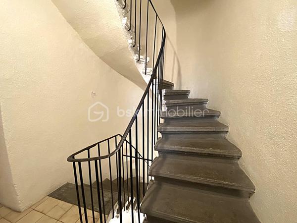 À proximité du centre-ville de Millau et de ses commodités, découvrez cet appartement T3 de 63,63 m² Carrez, situé au 1er étage d’une petite copropriété.

L’appartement propose une distribution simple et fonctionnelle, avec une agréable pièce de vie réunissant séjour et cuisine ouverte aménagée, deux chambres, une salle d’eau avec WC ainsi qu’un espace buanderie.

Un appartement facile à vivre au quotidien, auquel viennent surtout s’ajouter deux belles annexes particulièrement appréciables en ville : un garage privatif de 18,37 m² et une cave en sous-sol de 17m², idéale pour disposer d’un véritable espace de stockage supplémentaire.

Le logement est équipé de menuiseries double vitrage, d’un chauffage individuel au gaz et bénéficie d’un classement énergétique D.

Les + du bien

🚗 Garage privatif de 18,37 m²
📦 Grande cave de 17 m²
🏠 Appartement T3 de 63,63 m² Carrez
🛏️ 1 chambres avec placard intégré
🛏️ 1 chambres avec espace buanderie
🍽️ Cuisine ouverte et aménagée
🪟 Double vitrage
🔥 Chauffage individuel au gaz
🌱 DPE D
🏢 Petite copropriété
📍 Proximité du centre-ville et des commodités

Que ce soit pour y installer votre résidence principale ou pour un projet d’investissement locatif, ce T3 offre une configuration pratique, complétée par des espaces annexes qui constituent un véritable plus en cœur de ville.

Envie de le découvrir ? Contactez-moi pour organiser une visite.

🎥 Une vidéo de présentation du bien pourra également vous être transmise avant d'organiser une visite.

Laetitia Criado – BSK Immobilier