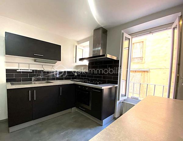 À proximité du centre-ville de Millau et de ses commodités, découvrez cet appartement T3 de 63,63 m² Carrez, situé au 1er étage d’une petite copropriété.

L’appartement propose une distribution simple et fonctionnelle, avec une agréable pièce de vie réunissant séjour et cuisine ouverte aménagée, deux chambres, une salle d’eau avec WC ainsi qu’un espace buanderie.

Un appartement facile à vivre au quotidien, auquel viennent surtout s’ajouter deux belles annexes particulièrement appréciables en ville : un garage privatif de 18,37 m² et une cave en sous-sol de 17m², idéale pour disposer d’un véritable espace de stockage supplémentaire.

Le logement est équipé de menuiseries double vitrage, d’un chauffage individuel au gaz et bénéficie d’un classement énergétique D.

Les + du bien

🚗 Garage privatif de 18,37 m²
📦 Grande cave de 17 m²
🏠 Appartement T3 de 63,63 m² Carrez
🛏️ 1 chambres avec placard intégré
🛏️ 1 chambres avec espace buanderie
🍽️ Cuisine ouverte et aménagée
🪟 Double vitrage
🔥 Chauffage individuel au gaz
🌱 DPE D
🏢 Petite copropriété
📍 Proximité du centre-ville et des commodités

Que ce soit pour y installer votre résidence principale ou pour un projet d’investissement locatif, ce T3 offre une configuration pratique, complétée par des espaces annexes qui constituent un véritable plus en cœur de ville.

Envie de le découvrir ? Contactez-moi pour organiser une visite.

🎥 Une vidéo de présentation du bien pourra également vous être transmise avant d'organiser une visite.

Laetitia Criado – BSK Immobilier