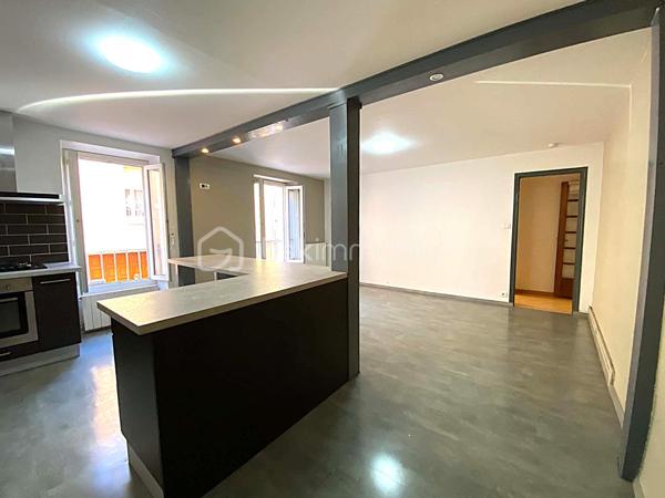 À proximité du centre-ville de Millau et de ses commodités, découvrez cet appartement T3 de 63,63 m² Carrez, situé au 1er étage d’une petite copropriété.

L’appartement propose une distribution simple et fonctionnelle, avec une agréable pièce de vie réunissant séjour et cuisine ouverte aménagée, deux chambres, une salle d’eau avec WC ainsi qu’un espace buanderie.

Un appartement facile à vivre au quotidien, auquel viennent surtout s’ajouter deux belles annexes particulièrement appréciables en ville : un garage privatif de 18,37 m² et une cave en sous-sol de 17m², idéale pour disposer d’un véritable espace de stockage supplémentaire.

Le logement est équipé de menuiseries double vitrage, d’un chauffage individuel au gaz et bénéficie d’un classement énergétique D.

Les + du bien

🚗 Garage privatif de 18,37 m²
📦 Grande cave de 17 m²
🏠 Appartement T3 de 63,63 m² Carrez
🛏️ 1 chambres avec placard intégré
🛏️ 1 chambres avec espace buanderie
🍽️ Cuisine ouverte et aménagée
🪟 Double vitrage
🔥 Chauffage individuel au gaz
🌱 DPE D
🏢 Petite copropriété
📍 Proximité du centre-ville et des commodités

Que ce soit pour y installer votre résidence principale ou pour un projet d’investissement locatif, ce T3 offre une configuration pratique, complétée par des espaces annexes qui constituent un véritable plus en cœur de ville.

Envie de le découvrir ? Contactez-moi pour organiser une visite.

🎥 Une vidéo de présentation du bien pourra également vous être transmise avant d'organiser une visite.

Laetitia Criado – BSK Immobilier