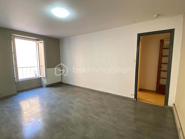 À proximité du centre-ville de Millau et de ses commodités, découvrez cet appartement T3 de 63,63 m² Carrez, situé au 1er étage d’une petite copropriété.

L’appartement propose une distribution simple et fonctionnelle, avec une agréable pièce de vie réunissant séjour et cuisine ouverte aménagée, deux chambres, une salle d’eau avec WC ainsi qu’un espace buanderie.

Un appartement facile à vivre au quotidien, auquel viennent surtout s’ajouter deux belles annexes particulièrement appréciables en ville : un garage privatif de 18,37 m² et une cave en sous-sol de 17m², idéale pour disposer d’un véritable espace de stockage supplémentaire.

Le logement est équipé de menuiseries double vitrage, d’un chauffage individuel au gaz et bénéficie d’un classement énergétique D.

Les + du bien

🚗 Garage privatif de 18,37 m²
📦 Grande cave de 17 m²
🏠 Appartement T3 de 63,63 m² Carrez
🛏️ 1 chambres avec placard intégré
🛏️ 1 chambres avec espace buanderie
🍽️ Cuisine ouverte et aménagée
🪟 Double vitrage
🔥 Chauffage individuel au gaz
🌱 DPE D
🏢 Petite copropriété
📍 Proximité du centre-ville et des commodités

Que ce soit pour y installer votre résidence principale ou pour un projet d’investissement locatif, ce T3 offre une configuration pratique, complétée par des espaces annexes qui constituent un véritable plus en cœur de ville.

Envie de le découvrir ? Contactez-moi pour organiser une visite.

🎥 Une vidéo de présentation du bien pourra également vous être transmise avant d'organiser une visite.

Laetitia Criado – BSK Immobilier