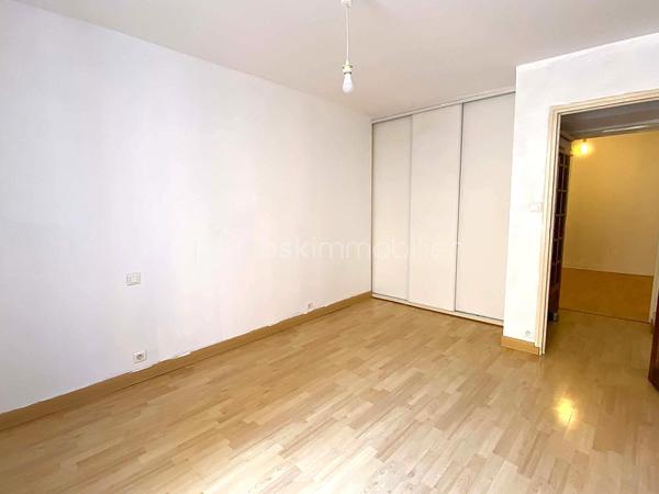 À proximité du centre-ville de Millau et de ses commodités, découvrez cet appartement T3 de 63,63 m² Carrez, situé au 1er étage d’une petite copropriété.

L’appartement propose une distribution simple et fonctionnelle, avec une agréable pièce de vie réunissant séjour et cuisine ouverte aménagée, deux chambres, une salle d’eau avec WC ainsi qu’un espace buanderie.

Un appartement facile à vivre au quotidien, auquel viennent surtout s’ajouter deux belles annexes particulièrement appréciables en ville : un garage privatif de 18,37 m² et une cave en sous-sol de 17m², idéale pour disposer d’un véritable espace de stockage supplémentaire.

Le logement est équipé de menuiseries double vitrage, d’un chauffage individuel au gaz et bénéficie d’un classement énergétique D.

Les + du bien

🚗 Garage privatif de 18,37 m²
📦 Grande cave de 17 m²
🏠 Appartement T3 de 63,63 m² Carrez
🛏️ 1 chambres avec placard intégré
🛏️ 1 chambres avec espace buanderie
🍽️ Cuisine ouverte et aménagée
🪟 Double vitrage
🔥 Chauffage individuel au gaz
🌱 DPE D
🏢 Petite copropriété
📍 Proximité du centre-ville et des commodités

Que ce soit pour y installer votre résidence principale ou pour un projet d’investissement locatif, ce T3 offre une configuration pratique, complétée par des espaces annexes qui constituent un véritable plus en cœur de ville.

Envie de le découvrir ? Contactez-moi pour organiser une visite.

🎥 Une vidéo de présentation du bien pourra également vous être transmise avant d'organiser une visite.

Laetitia Criado – BSK Immobilier