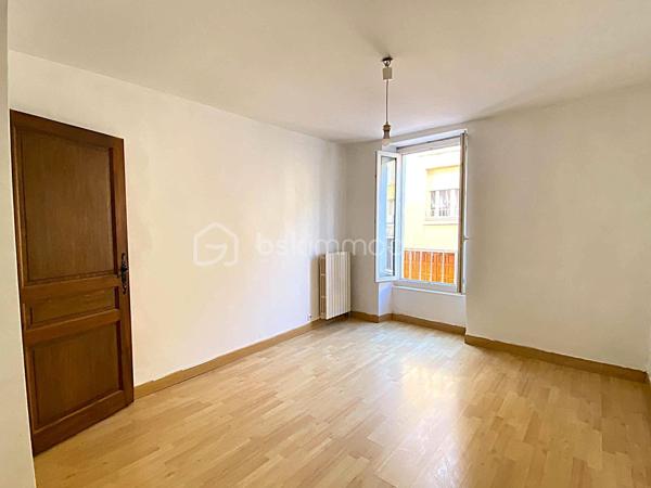 À proximité du centre-ville de Millau et de ses commodités, découvrez cet appartement T3 de 63,63 m² Carrez, situé au 1er étage d’une petite copropriété.

L’appartement propose une distribution simple et fonctionnelle, avec une agréable pièce de vie réunissant séjour et cuisine ouverte aménagée, deux chambres, une salle d’eau avec WC ainsi qu’un espace buanderie.

Un appartement facile à vivre au quotidien, auquel viennent surtout s’ajouter deux belles annexes particulièrement appréciables en ville : un garage privatif de 18,37 m² et une cave en sous-sol de 17m², idéale pour disposer d’un véritable espace de stockage supplémentaire.

Le logement est équipé de menuiseries double vitrage, d’un chauffage individuel au gaz et bénéficie d’un classement énergétique D.

Les + du bien

🚗 Garage privatif de 18,37 m²
📦 Grande cave de 17 m²
🏠 Appartement T3 de 63,63 m² Carrez
🛏️ 1 chambres avec placard intégré
🛏️ 1 chambres avec espace buanderie
🍽️ Cuisine ouverte et aménagée
🪟 Double vitrage
🔥 Chauffage individuel au gaz
🌱 DPE D
🏢 Petite copropriété
📍 Proximité du centre-ville et des commodités

Que ce soit pour y installer votre résidence principale ou pour un projet d’investissement locatif, ce T3 offre une configuration pratique, complétée par des espaces annexes qui constituent un véritable plus en cœur de ville.

Envie de le découvrir ? Contactez-moi pour organiser une visite.

🎥 Une vidéo de présentation du bien pourra également vous être transmise avant d'organiser une visite.

Laetitia Criado – BSK Immobilier