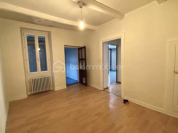 À proximité du centre-ville de Millau et de ses commodités, découvrez cet appartement T3 de 63,63 m² Carrez, situé au 1er étage d’une petite copropriété.

L’appartement propose une distribution simple et fonctionnelle, avec une agréable pièce de vie réunissant séjour et cuisine ouverte aménagée, deux chambres, une salle d’eau avec WC ainsi qu’un espace buanderie.

Un appartement facile à vivre au quotidien, auquel viennent surtout s’ajouter deux belles annexes particulièrement appréciables en ville : un garage privatif de 18,37 m² et une cave en sous-sol de 17m², idéale pour disposer d’un véritable espace de stockage supplémentaire.

Le logement est équipé de menuiseries double vitrage, d’un chauffage individuel au gaz et bénéficie d’un classement énergétique D.

Les + du bien

🚗 Garage privatif de 18,37 m²
📦 Grande cave de 17 m²
🏠 Appartement T3 de 63,63 m² Carrez
🛏️ 1 chambres avec placard intégré
🛏️ 1 chambres avec espace buanderie
🍽️ Cuisine ouverte et aménagée
🪟 Double vitrage
🔥 Chauffage individuel au gaz
🌱 DPE D
🏢 Petite copropriété
📍 Proximité du centre-ville et des commodités

Que ce soit pour y installer votre résidence principale ou pour un projet d’investissement locatif, ce T3 offre une configuration pratique, complétée par des espaces annexes qui constituent un véritable plus en cœur de ville.

Envie de le découvrir ? Contactez-moi pour organiser une visite.

🎥 Une vidéo de présentation du bien pourra également vous être transmise avant d'organiser une visite.

Laetitia Criado – BSK Immobilier