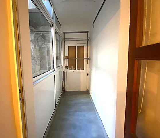 À proximité du centre-ville de Millau et de ses commodités, découvrez cet appartement T3 de 63,63 m² Carrez, situé au 1er étage d’une petite copropriété.

L’appartement propose une distribution simple et fonctionnelle, avec une agréable pièce de vie réunissant séjour et cuisine ouverte aménagée, deux chambres, une salle d’eau avec WC ainsi qu’un espace buanderie.

Un appartement facile à vivre au quotidien, auquel viennent surtout s’ajouter deux belles annexes particulièrement appréciables en ville : un garage privatif de 18,37 m² et une cave en sous-sol de 17m², idéale pour disposer d’un véritable espace de stockage supplémentaire.

Le logement est équipé de menuiseries double vitrage, d’un chauffage individuel au gaz et bénéficie d’un classement énergétique D.

Les + du bien

🚗 Garage privatif de 18,37 m²
📦 Grande cave de 17 m²
🏠 Appartement T3 de 63,63 m² Carrez
🛏️ 1 chambres avec placard intégré
🛏️ 1 chambres avec espace buanderie
🍽️ Cuisine ouverte et aménagée
🪟 Double vitrage
🔥 Chauffage individuel au gaz
🌱 DPE D
🏢 Petite copropriété
📍 Proximité du centre-ville et des commodités

Que ce soit pour y installer votre résidence principale ou pour un projet d’investissement locatif, ce T3 offre une configuration pratique, complétée par des espaces annexes qui constituent un véritable plus en cœur de ville.

Envie de le découvrir ? Contactez-moi pour organiser une visite.

🎥 Une vidéo de présentation du bien pourra également vous être transmise avant d'organiser une visite.

Laetitia Criado – BSK Immobilier