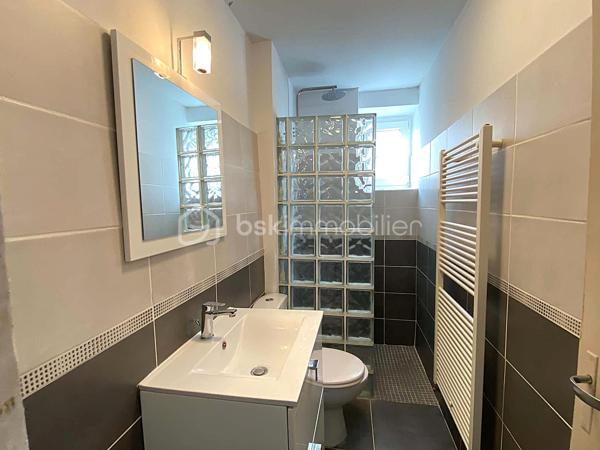 À proximité du centre-ville de Millau et de ses commodités, découvrez cet appartement T3 de 63,63 m² Carrez, situé au 1er étage d’une petite copropriété.

L’appartement propose une distribution simple et fonctionnelle, avec une agréable pièce de vie réunissant séjour et cuisine ouverte aménagée, deux chambres, une salle d’eau avec WC ainsi qu’un espace buanderie.

Un appartement facile à vivre au quotidien, auquel viennent surtout s’ajouter deux belles annexes particulièrement appréciables en ville : un garage privatif de 18,37 m² et une cave en sous-sol de 17m², idéale pour disposer d’un véritable espace de stockage supplémentaire.

Le logement est équipé de menuiseries double vitrage, d’un chauffage individuel au gaz et bénéficie d’un classement énergétique D.

Les + du bien

🚗 Garage privatif de 18,37 m²
📦 Grande cave de 17 m²
🏠 Appartement T3 de 63,63 m² Carrez
🛏️ 1 chambres avec placard intégré
🛏️ 1 chambres avec espace buanderie
🍽️ Cuisine ouverte et aménagée
🪟 Double vitrage
🔥 Chauffage individuel au gaz
🌱 DPE D
🏢 Petite copropriété
📍 Proximité du centre-ville et des commodités

Que ce soit pour y installer votre résidence principale ou pour un projet d’investissement locatif, ce T3 offre une configuration pratique, complétée par des espaces annexes qui constituent un véritable plus en cœur de ville.

Envie de le découvrir ? Contactez-moi pour organiser une visite.

🎥 Une vidéo de présentation du bien pourra également vous être transmise avant d'organiser une visite.

Laetitia Criado – BSK Immobilier