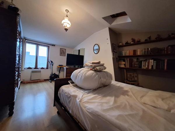 RUE maison en centre ville + local commercial