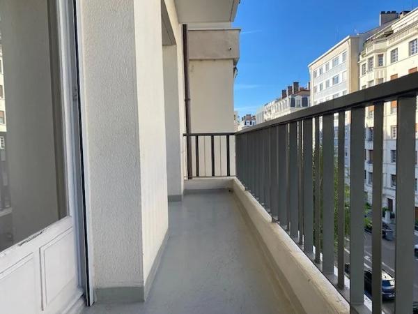 APPARTEMENT T3 A LOUER - LYON 6EME ARRONDISSEMENT l'Helvetie 90.25 m 2 1 730 € charges comprises par mois