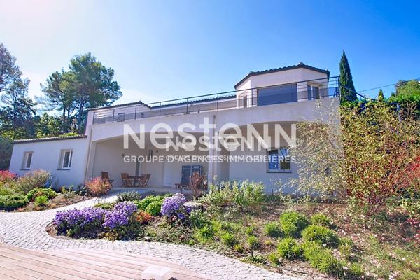 Villa contemporaine de 184m² avec 7 pièces sur un terrain de 2000m², vue panoramique, piscine et prestations haut de gamme.