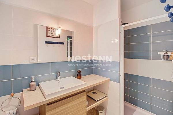 Villa contemporaine de 184m² avec 7 pièces sur un terrain de 2000m², vue panoramique, piscine et prestations haut de gamme.