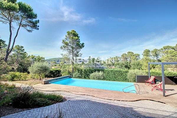 Villa contemporaine de 184m² avec 7 pièces sur un terrain de 2000m², vue panoramique, piscine et prestations haut de gamme.