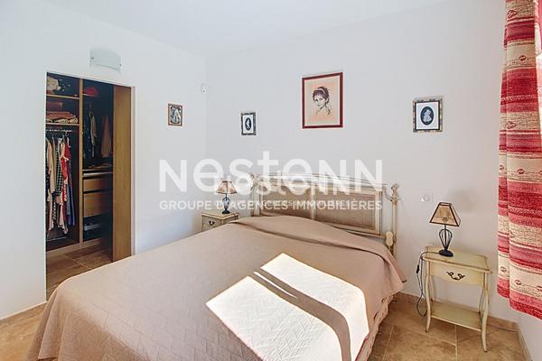 Villa contemporaine de 184m² avec 7 pièces sur un terrain de 2000m², vue panoramique, piscine et prestations haut de gamme.