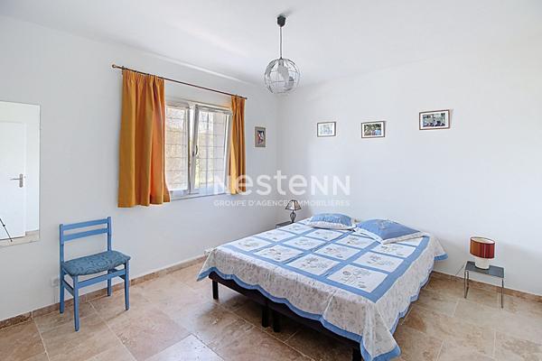 Villa contemporaine de 184m² avec 7 pièces sur un terrain de 2000m², vue panoramique, piscine et prestations haut de gamme.