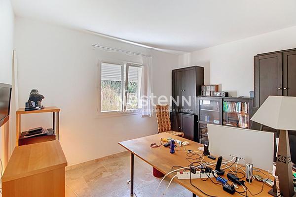 Villa contemporaine de 184m² avec 7 pièces sur un terrain de 2000m², vue panoramique, piscine et prestations haut de gamme.