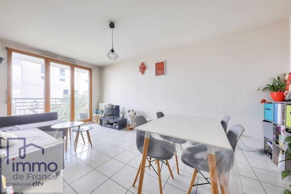 Villeurbanne République, Grand T2 avec balcon et parking