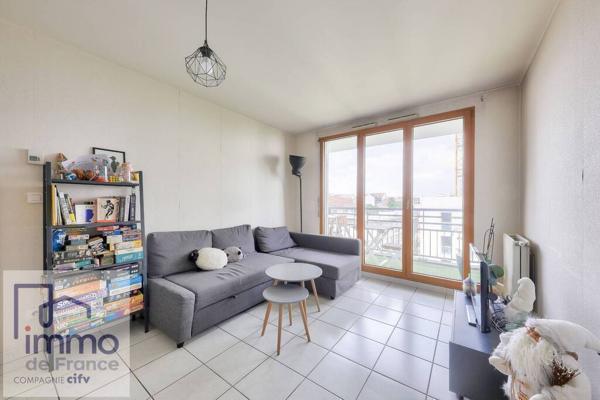 Villeurbanne République, Grand T2 avec balcon et parking