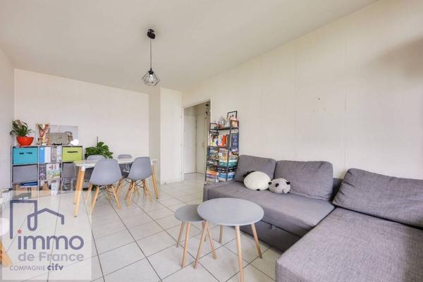 Villeurbanne République, Grand T2 avec balcon et parking