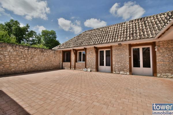 Eymet en Dordogne, ensemble de 2 maisons en pierre rénovées de 278m2 avec piscine.