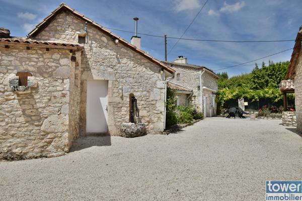 Eymet en Dordogne, ensemble de 2 maisons en pierre rénovées de 278m2 avec piscine.