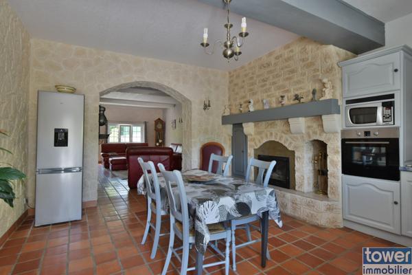 Eymet en Dordogne, ensemble de 2 maisons en pierre rénovées de 278m2 avec piscine.